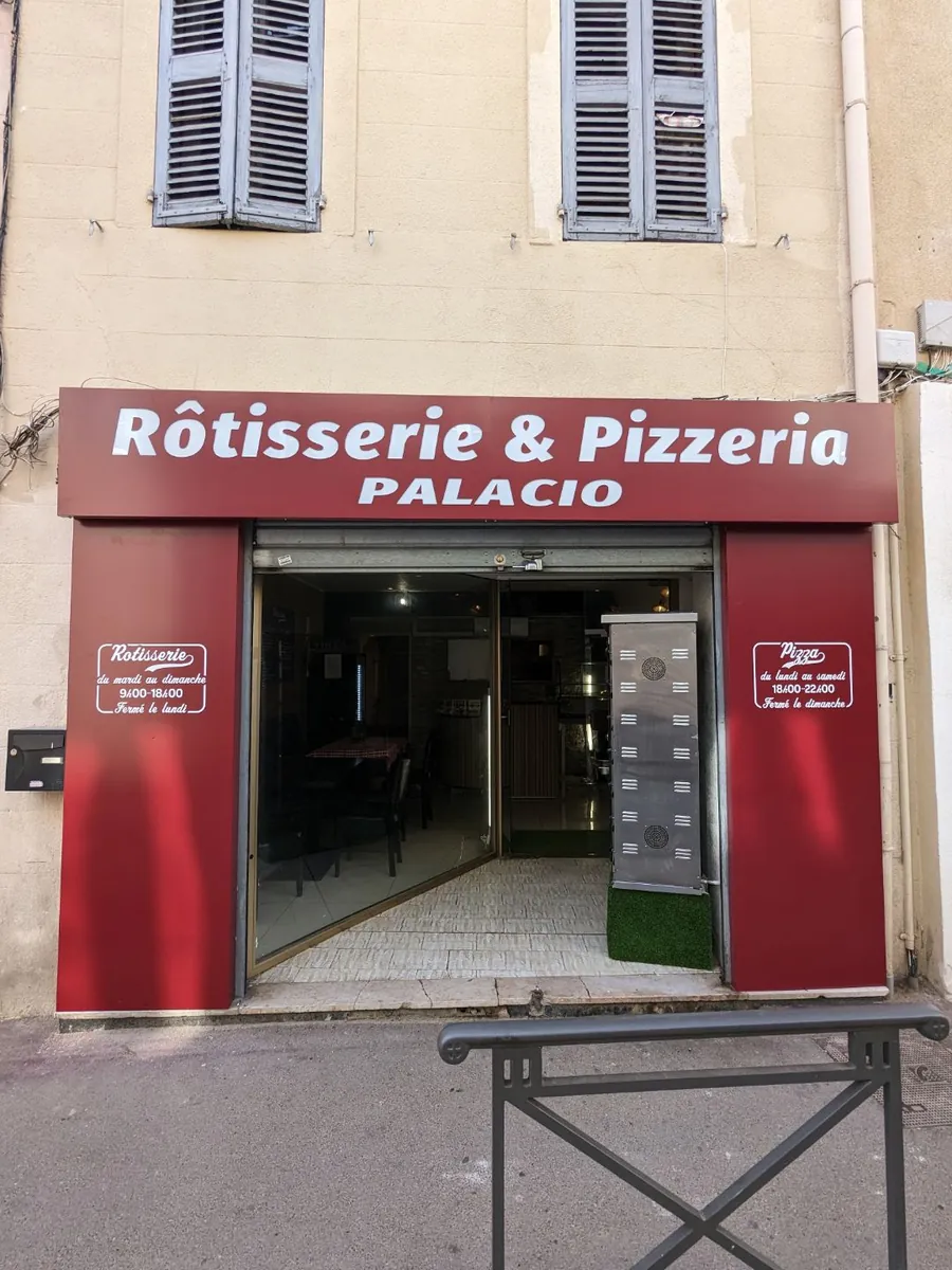 Façade de la rôtisserie Palacio, avenue Jean Jaurès à Trets