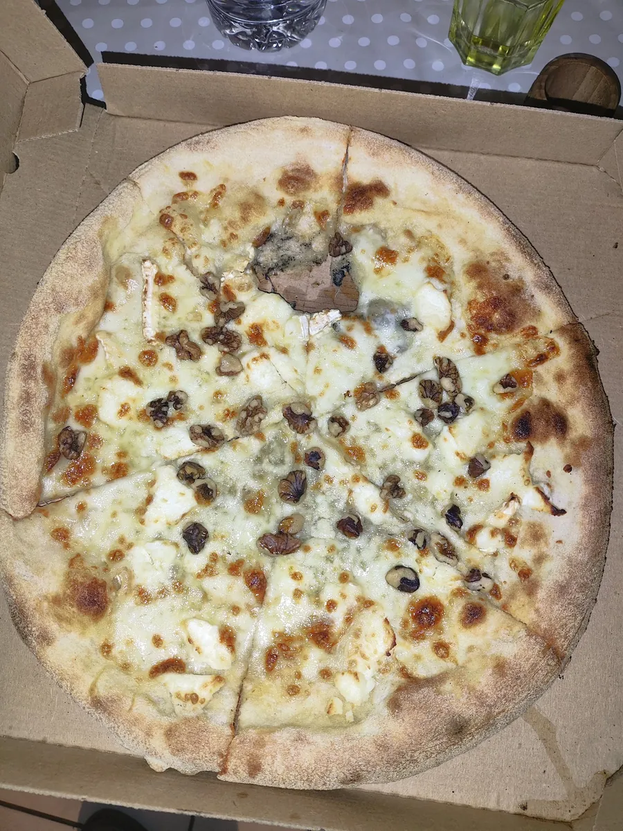 Pizza blanche au fromage et aux noix, dans sa boîte