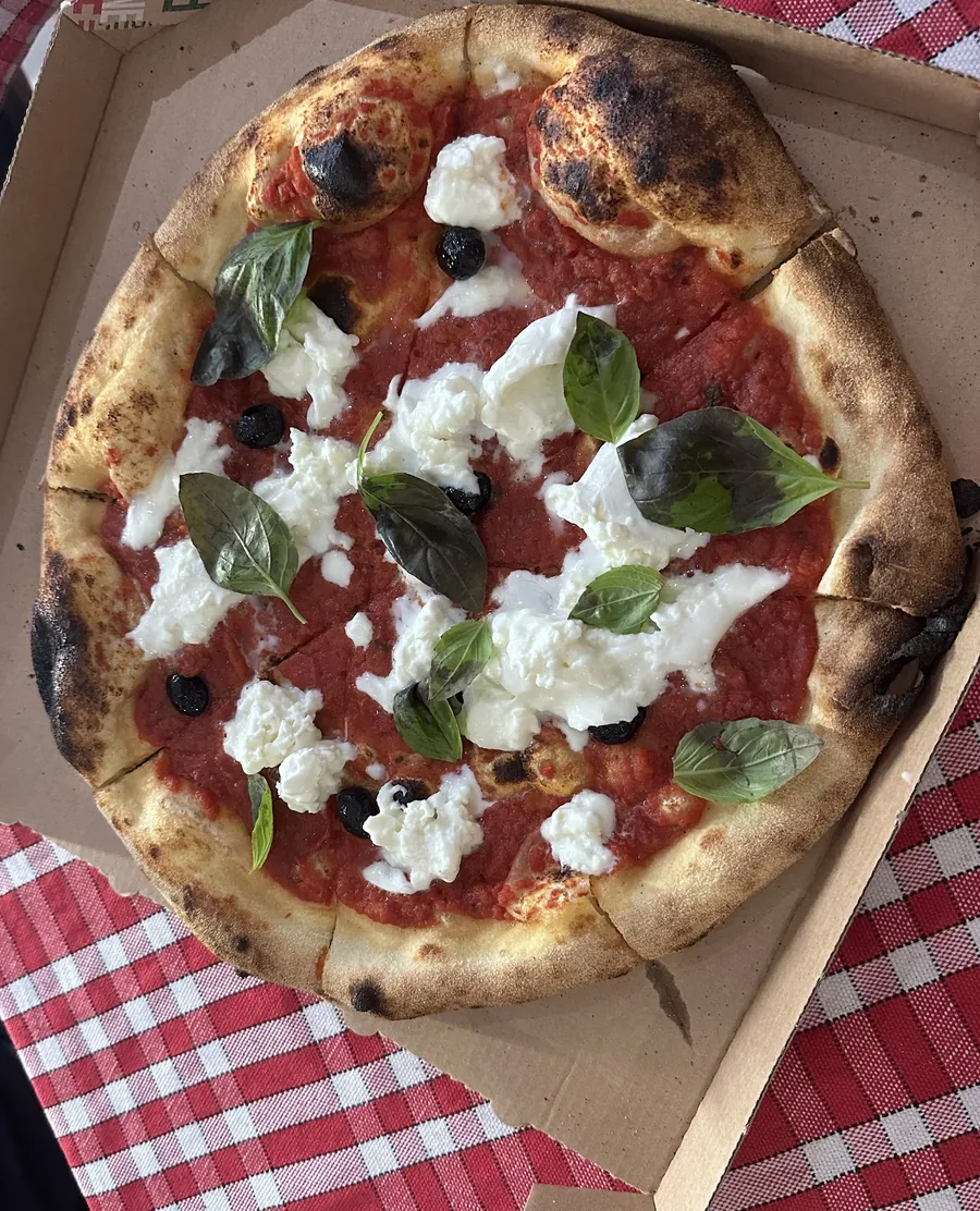 Pizza à la mozzarella di bufala et au basilic, dans sa boîte