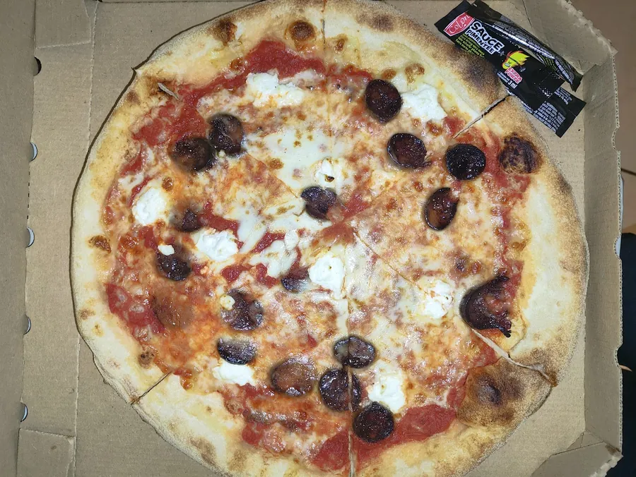Pizza tomate, chorizo et fromage frais