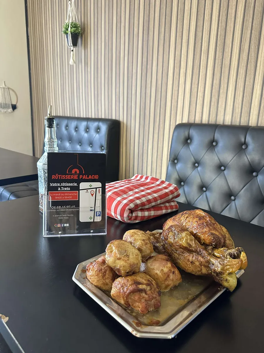 Poulet rôti et pommes de terre grenaille sur un plateau, dans la boutique